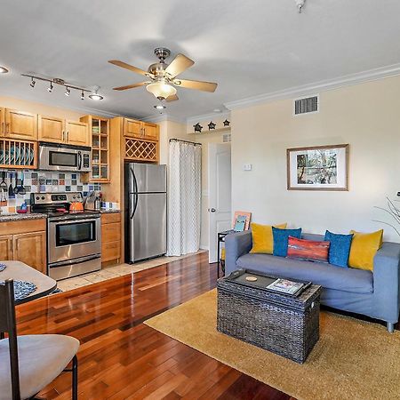 Wine-Dine-Sunshine Cozy Flat In The Heart Of Dtsp Villa St. Petersburg Bagian luar foto