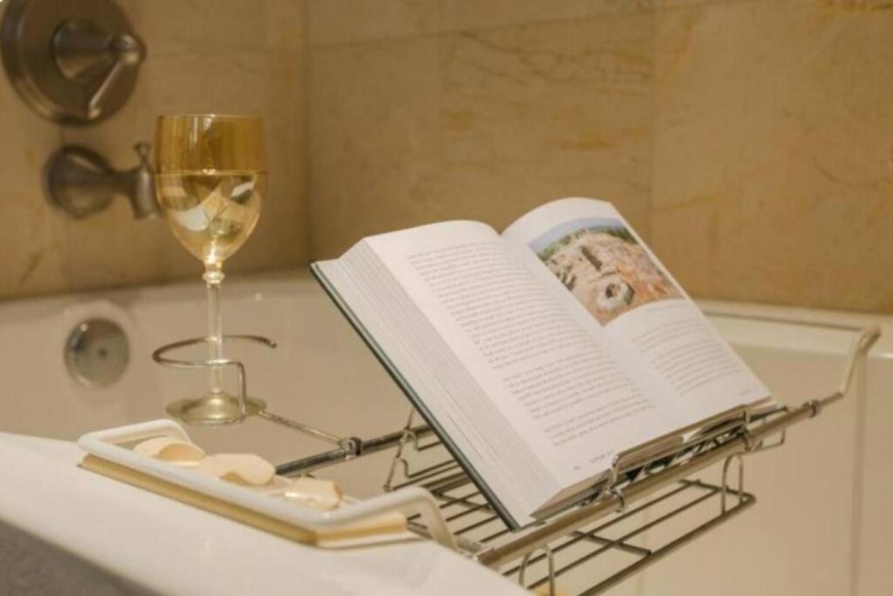 Wine-Dine-Sunshine Cozy Flat In The Heart Of Dtsp Villa St. Petersburg Bagian luar foto