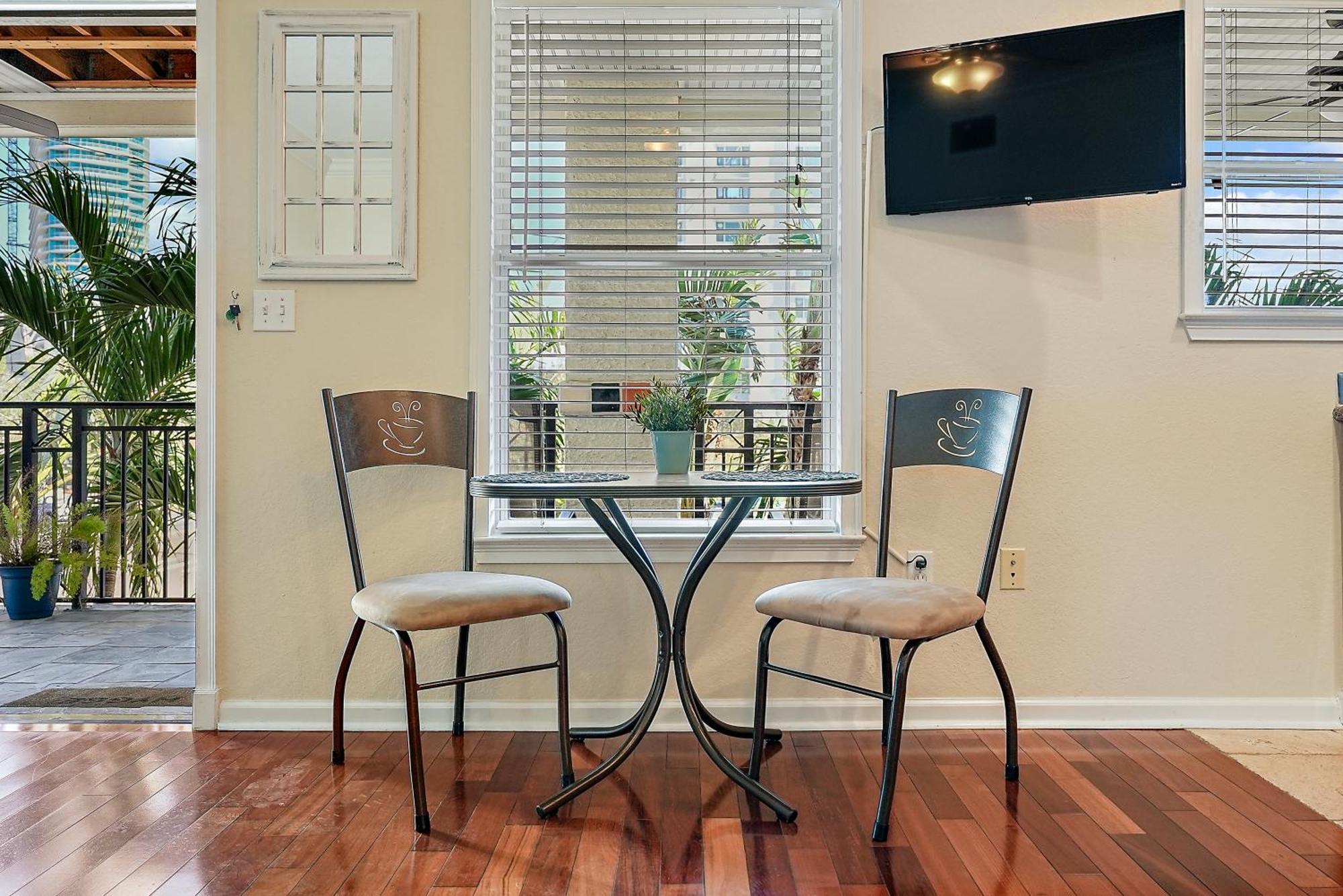 Wine-Dine-Sunshine Cozy Flat In The Heart Of Dtsp Villa St. Petersburg Bagian luar foto
