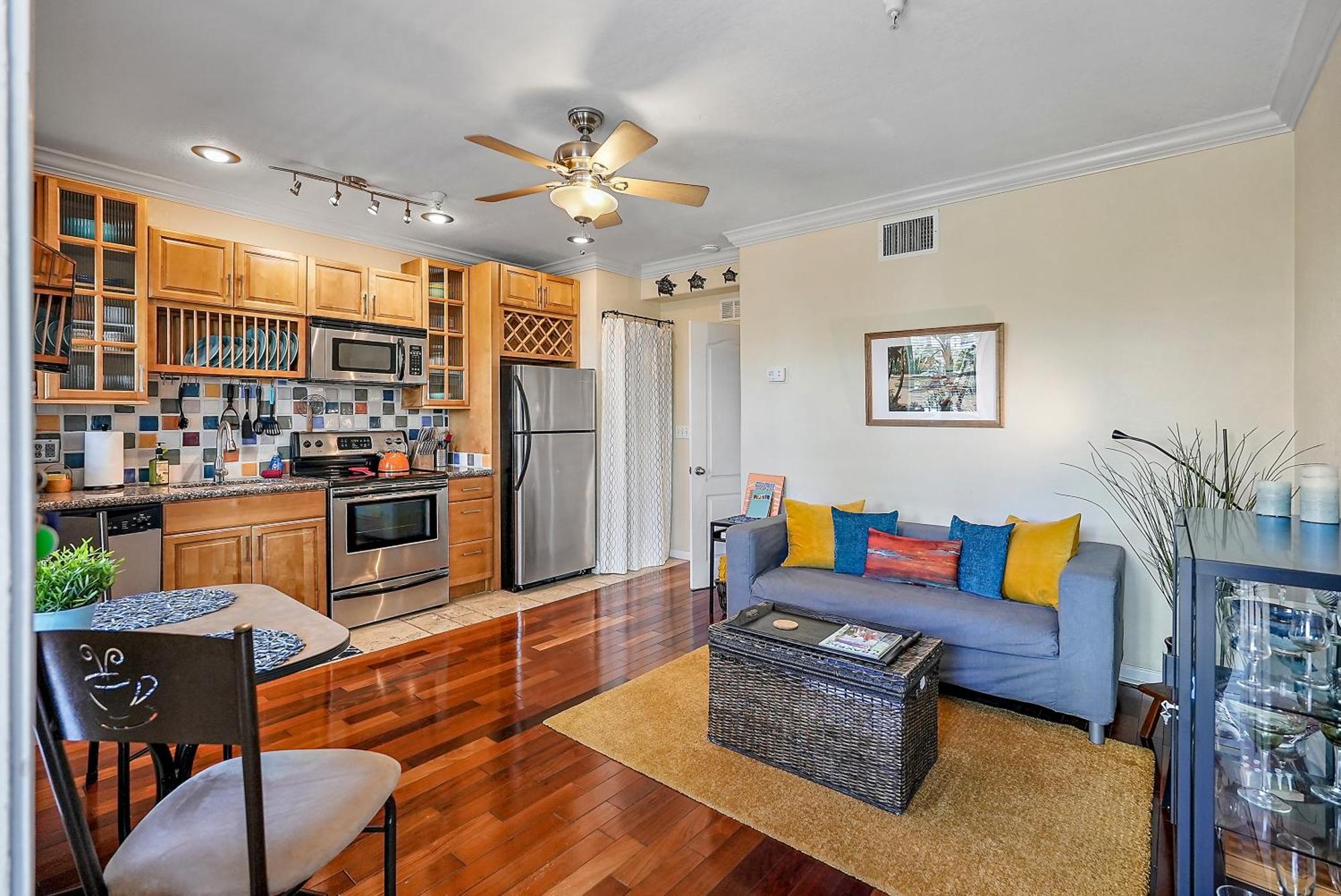 Wine-Dine-Sunshine Cozy Flat In The Heart Of Dtsp Villa St. Petersburg Bagian luar foto