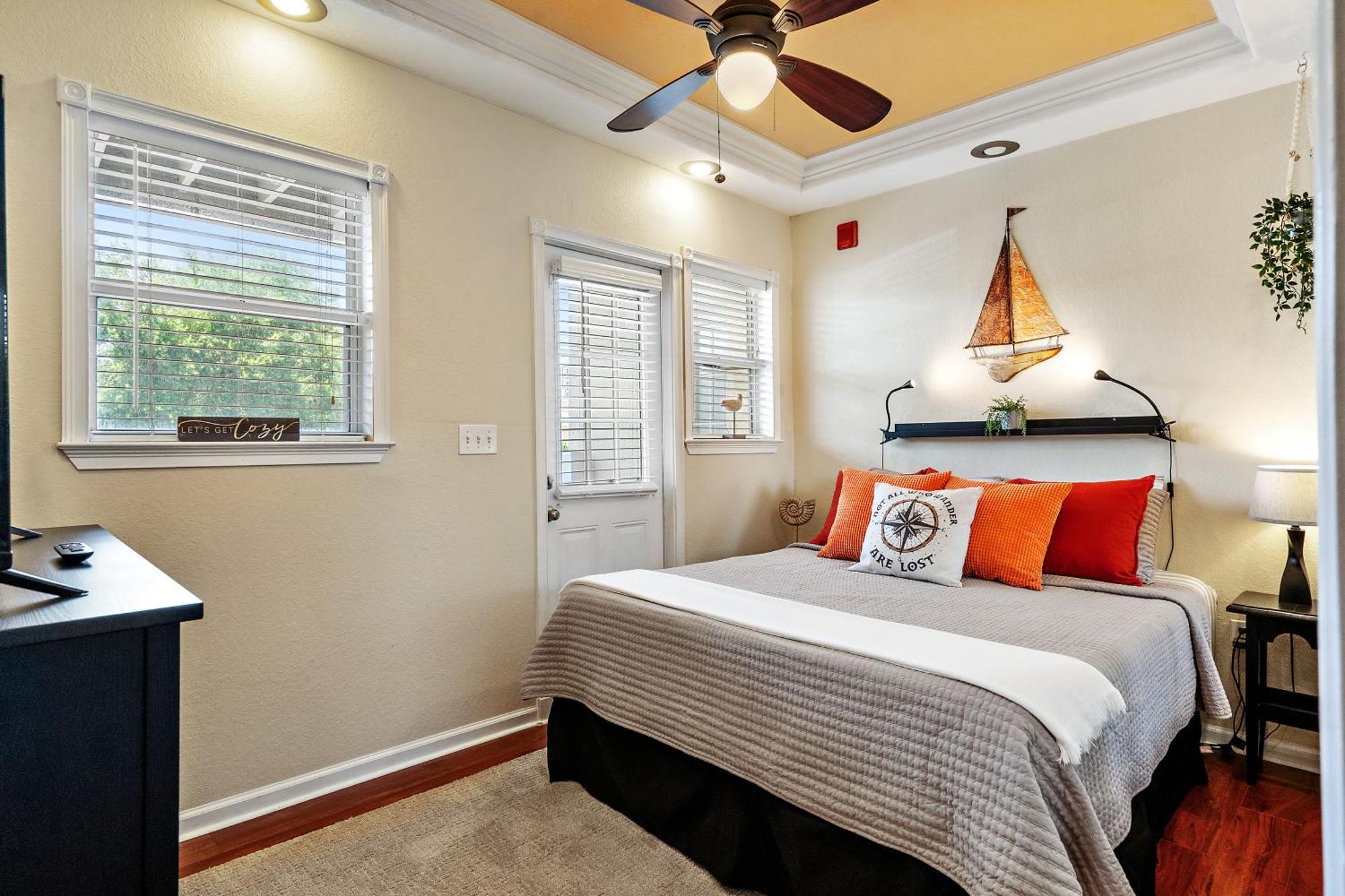 Wine-Dine-Sunshine Cozy Flat In The Heart Of Dtsp Villa St. Petersburg Bagian luar foto
