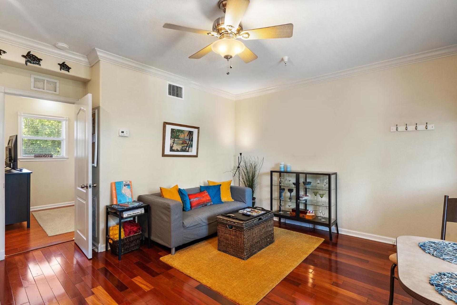 Wine-Dine-Sunshine Cozy Flat In The Heart Of Dtsp Villa St. Petersburg Bagian luar foto