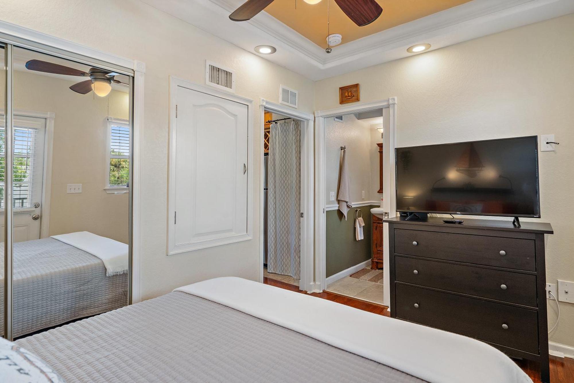 Wine-Dine-Sunshine Cozy Flat In The Heart Of Dtsp Villa St. Petersburg Bagian luar foto