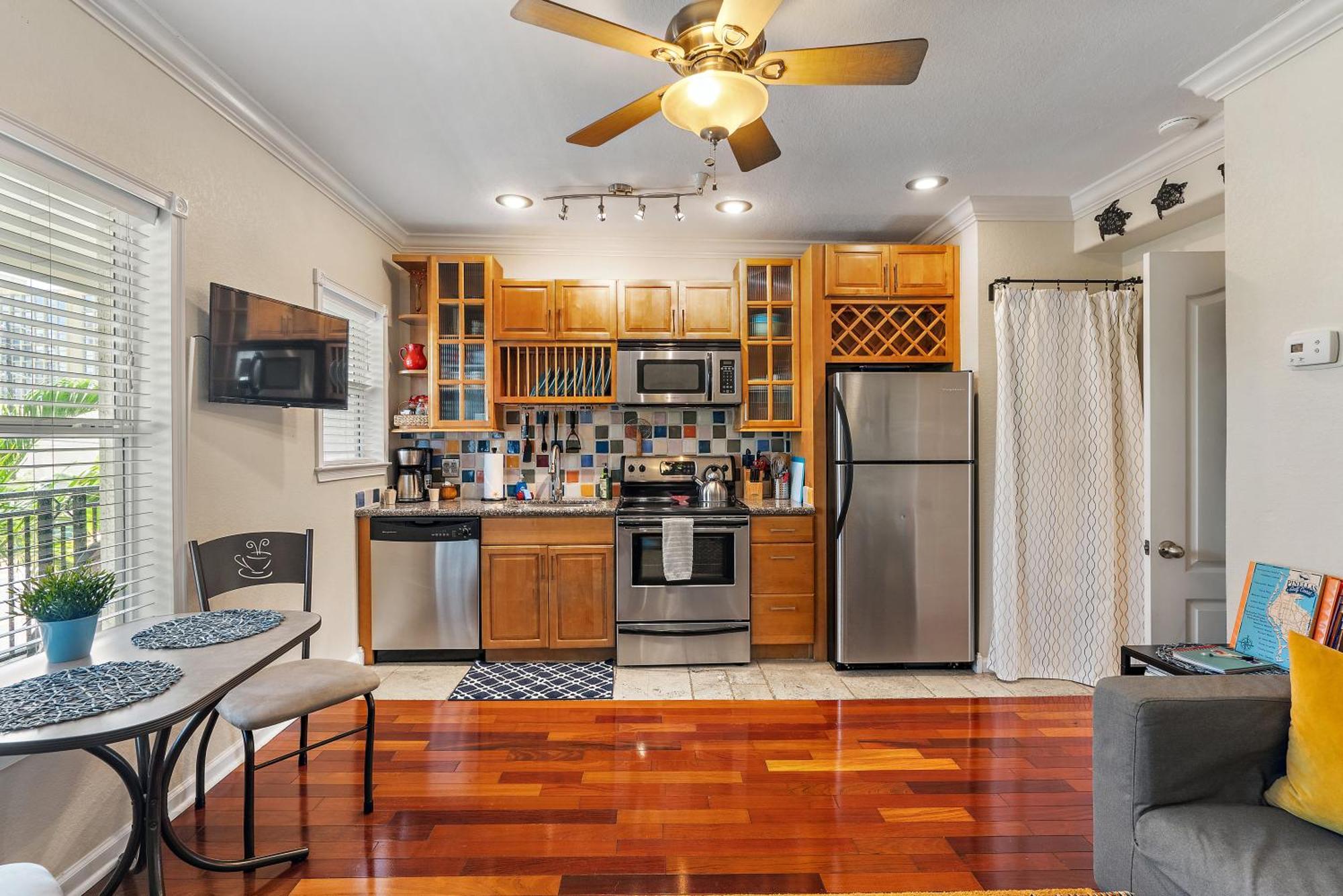 Wine-Dine-Sunshine Cozy Flat In The Heart Of Dtsp Villa St. Petersburg Bagian luar foto