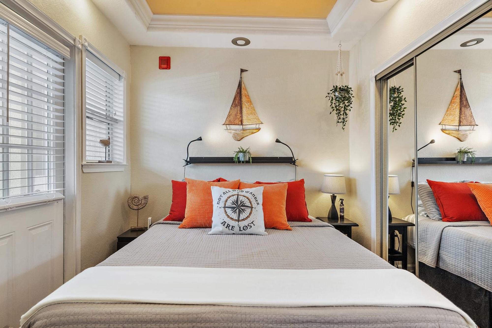 Wine-Dine-Sunshine Cozy Flat In The Heart Of Dtsp Villa St. Petersburg Bagian luar foto