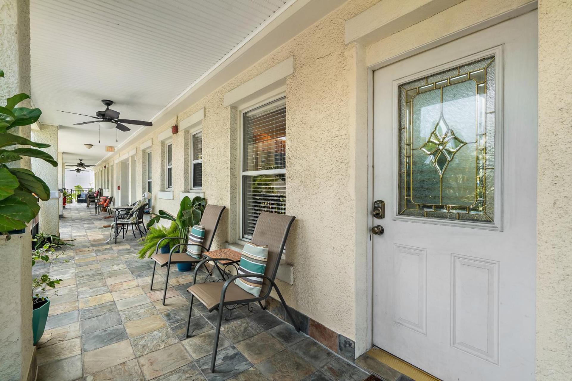 Wine-Dine-Sunshine Cozy Flat In The Heart Of Dtsp Villa St. Petersburg Bagian luar foto